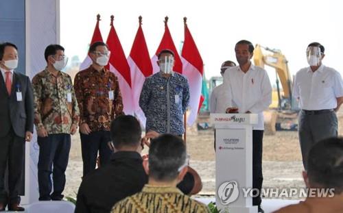 Indonesian President Joko Widodo (2nd from L) pushes a button to kick-start the construction of a battery factory in the Kawarang industrial complex in the suburbs of Jakarta, Indonesia, on Sept. 15, 2021. The US$1.1 billion joint venture between South Korea's Hyundai Motor Group and LG Energy Solution Ltd. will produce 10 gigawatts of battery cells annually, enough to cover approximately 150,000 plug-in vehicles. (Yonhap)