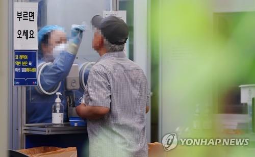 A man gets tested for the coronavirus at a testing center in the southeastern ward of Songpa, Seoul, on Aug. 1, 2022. (Yonhap)