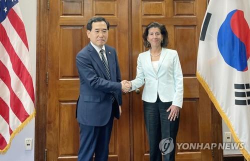 This photo, provided by South Korea's industry ministry, shows Industry Minister Lee Chang-yang (L) shaking hands with U.S. Secretary of Commerce Gina Raimondo after a meeting in Washington on Sept. 22, 2022. (PHOTO NOT FOR SALE) (Yonhap)