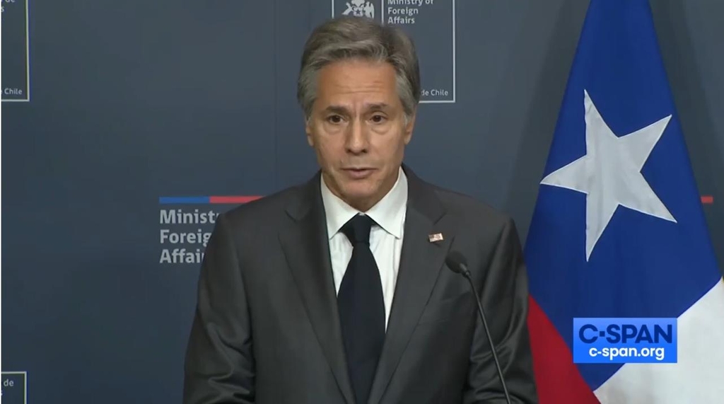 U.S. Secretary of State Antony Blinken is seen speaking in a joint press briefing with his Chilean counterpart in Santiago on Oct. 5, 2022 in this image captured from the website of U.S. news network C-Span. (PHOTO NOT FOR SALE) (Yonhap)