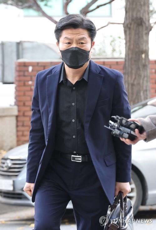 Lee Im-jae, a former head of the Yongsan Police Station, enters a special investigation team building in western Seoul on Nov. 21, 2022. (Yonhap)