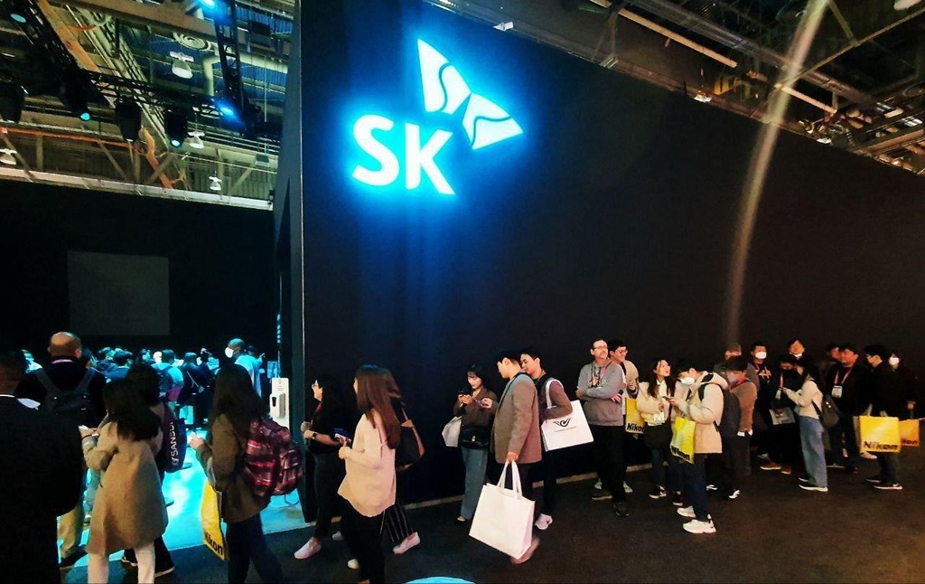 Visitors wait in line to browse SK's booth at CES 2023 that ran from Jan. 5-8 in Las Vegas, in this photo provided by SK. (PHOTO NOT FOR SALE) (Yonhap)