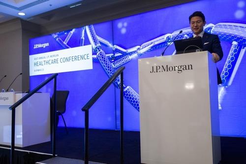 This undated photo provided by Lotte Biologics Co. shows its CEO, Lee Won-jik, speaking during the J.P. Morgan Healthcare Conference held in San Francisco from Jan. 9-12, 2022. (PHOTO NOT FOR SALE) (Yonhap)