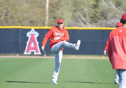 Shohei Ohtani of the Los Angeles Angels stretches before practice at Tempe Diablo Stadium in Tempe, Arizona, on Feb. 16, 2023. (Yonhap)