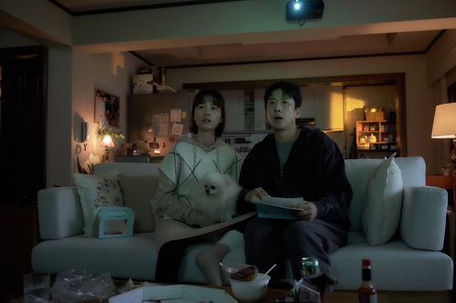 A scene from Korean film "Sleep" is seen in this photo provided by its distributor, Lotte Entertainment. (PHOTO NOT FOR SALE) (Yonhap)