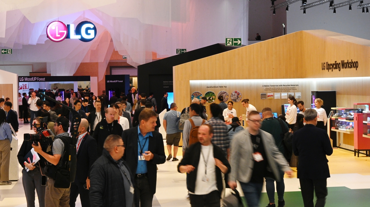 Visitors tour LG Electronics Inc.'s exhibition hall at the IFA tech show in Berlin on Sept. 1, 2023, in this photo provided by the company. (PHOTO NOT FOR SALE) (Yonhap)