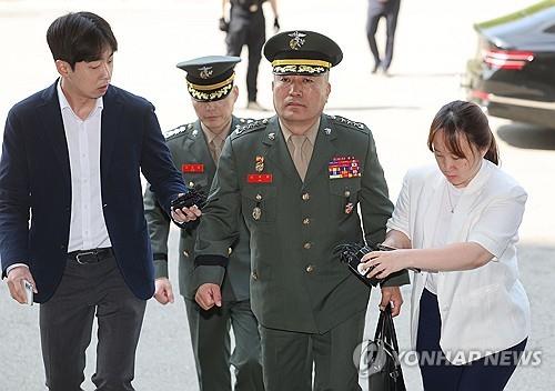 Marine Corps Commandant Lt. Gen. Kim Kye-hwan (C) appears at the Corruption Investigation Office for High-ranking Officials in Gwacheon, south of Seoul, on May 4, 2024, for questioning over an alleged influence-peddling case related to the death of a young Marine last year. (Yonhap) 