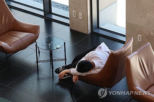 A trainee doctor takes a break at a medical school in Seoul on May 16, 2024. (Yonhap)