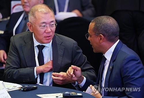 Hyundai Motor Group Chair Euisun Chung (L) speaks with an African official during the 2024 Korea-Africa Business Summit at Lotte Hotel in Seoul on June 5, 2024. (Yonhap)