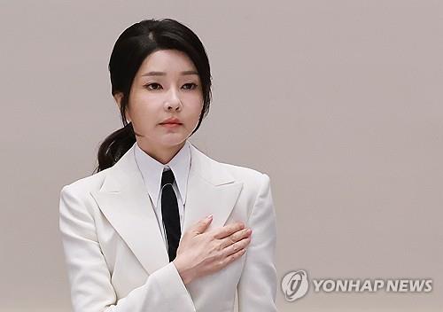 First lady Kim Keon Kee pledges allegiance to the national flag during a meeting with athletes for the Paris Paralympic Games 2024 at Cheong Wa Dae, in this file photo taken Sept. 13, 2024. (Yonhap)