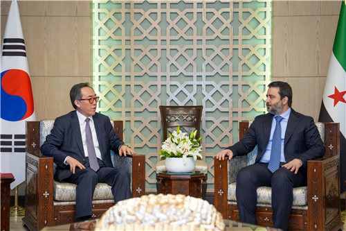 Foreign Minister Cho Tae-yul (L) holds talks with Syrian Foreign Minister Asaad al-Shaibani in Damascus on April 9, 2025, in this photo provided by the foreign ministry in Seoul. (PHOTO NOT FOR SALE) (Yonhap)