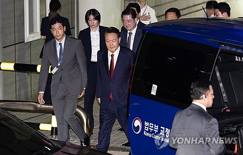 Former President Yoon Suk Yeol (C) walks to get into a transport vehicle to be taken to the Seoul Detention Center after finishing his warrant hearing at the Seoul Central District Court in in the capital on July 9, 2025. (Pool photo) (Yonhap)