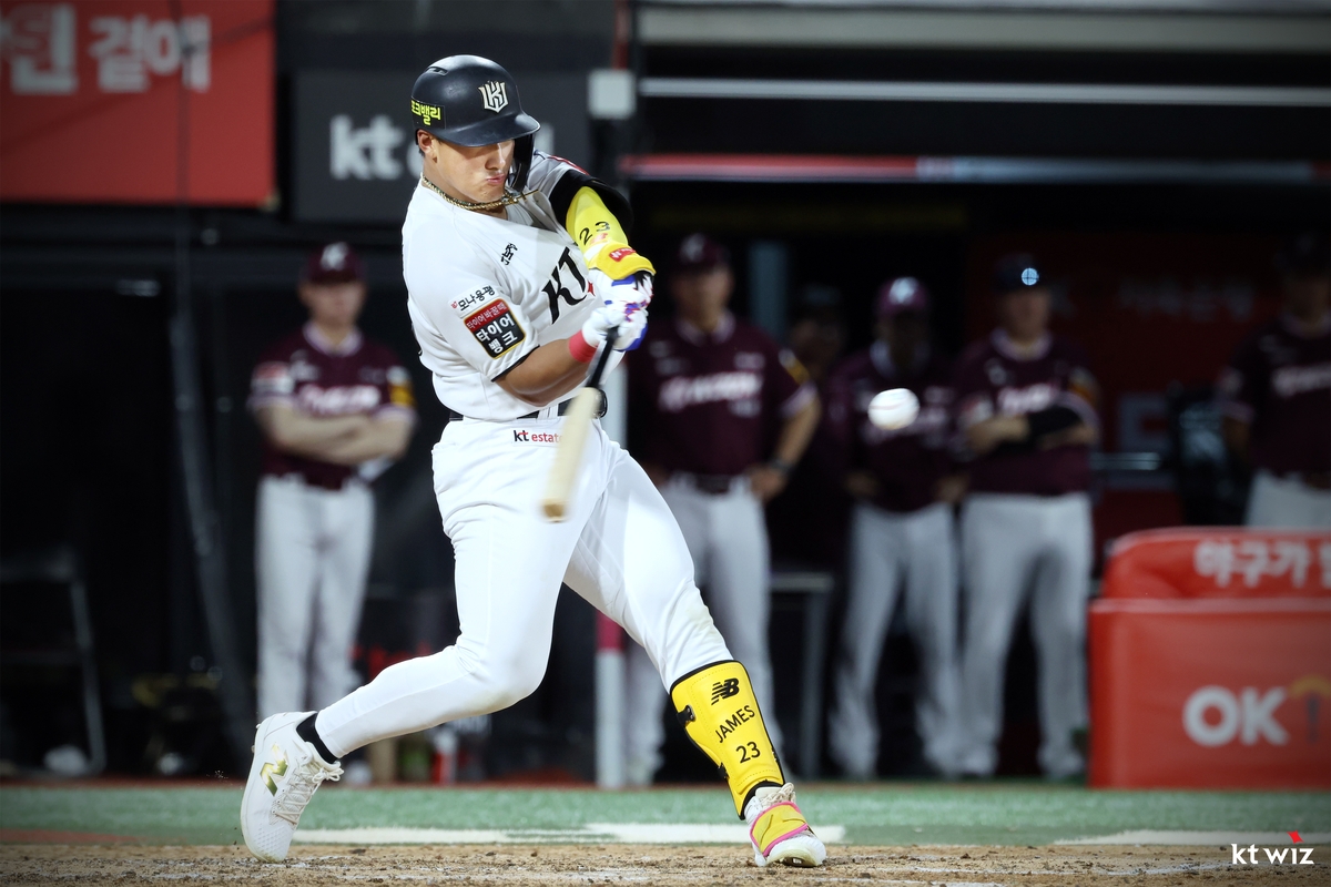 Ahn Hyun-min of the KT Wiz hits a solo home run against the Kiwoom Heroes during the teams' Korea Baseball Organization regular-season game at KT Wiz Park in Suwon, Gyeonggi Province, on July 1, 2025, in this file photo provided by the Wiz. (PHOTO NOT FOR SALE) (Yonhap)