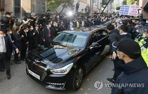 Une berline noire transportant l'ancien président Lee Myung-bak prend la direction du bureau du procureur du district central de Séoul, le 2 novembre 2020.