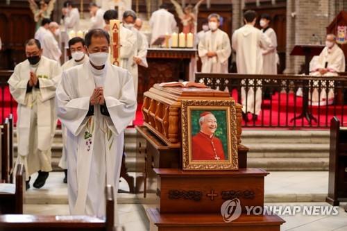 Une messe funéraire pour le deuxième cardinal catholique romain de Corée du Sud, Nicholas Cheong Jin-suk, a lieu à la cathédrale Myeongdong, dans le centre de Séoul, le 1er mai 2021.