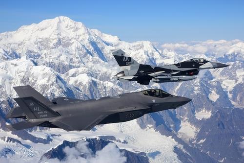 Cette photo, téléchargée à partir du site Web de la septième armée de l'air américaine, montre un F-35A Lightning II (à g.), affecté à la 388e Fighter Wing à Hill Air Force Base dans l'Utah, et un F-16 Fighting Falcon, affecté au 18e Aggressor Escadron à la base aérienne d'Eielson en Alaska, survolant le parc national Denali en Alaska, le 17 août 2020, lors de l'entraînement Red Flag-Alaska 20-3.