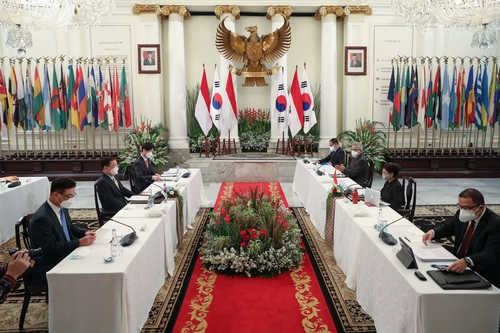 Le ministre des Affaires étrangères Chung Eui-yong (à gauche, au centre) s'entretient avec son homologue indonésien, Retno L.P. Marsudi, à Jakarta le vendredi 25 juin 2021. (Photo fournie par le ministère des Affaires étrangères. Revente et archivage interdits)
