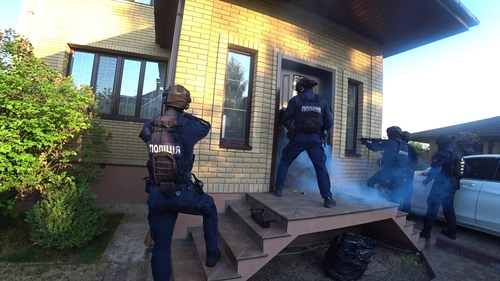 Cette photo fournie par l'Agence nationale de la police coréenne (KNPA) montre un raid de la police contre des suspects de piratage par ransomware dans un pays étranger. (Revente et archivage interdits)