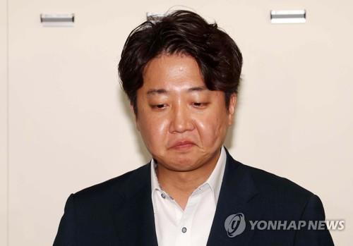 Le président du parti au pouvoir du peuple (PPP), Lee Jun-seok, semble au bord des larmes avant d'assister à la réunion du comité d'éthique du PPP qui s'est tenue le 7 juillet 2022, suite aux allégations selon lesquelles Lee a reçu des pots-de-vin sexuels en 2013 et a dissimulé l'affaire. (Pool photo)