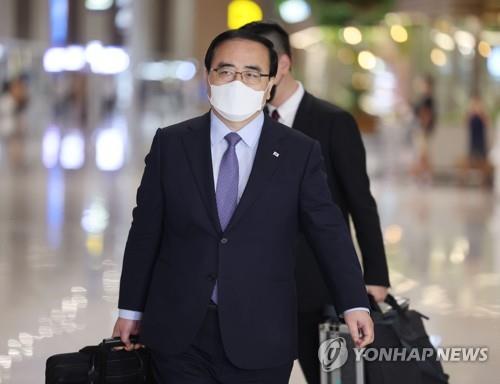 Le conseiller à la sécurité nationale Kim Sung-han quitte l'aéroport international d'Incheon, à l'ouest de Séoul, pour Hawaï le 31 août 2022, afin d'assister à une réunion avec ses homologues américain et japonais, Jake Sullivan et Takeo Akiba, respectivement.
