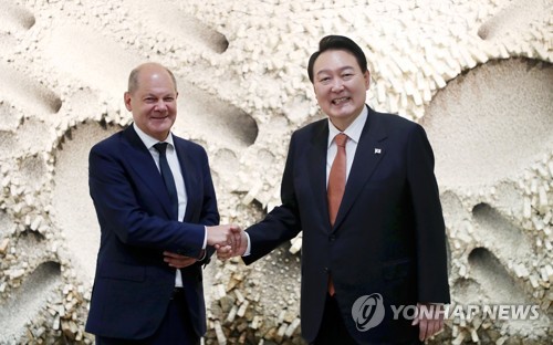 Le président Yoon Suk Yeol (à dr.) serre la main du chancelier allemand Olaf Scholz lors de leur sommet à New York, le 21 septembre 2022. (Photo d'archives Yonhap)