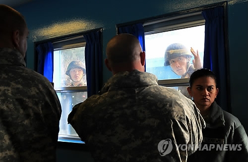 南北軍事境界線がある板門店で、携帯電話を使い北朝鮮兵を撮影する米軍関係者（資料写真）＝（聯合ニュース）