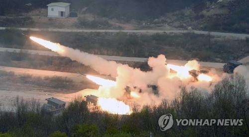 ４月２６日、ソウル北方の抱川で実施された砲撃訓練（資料写真）＝（聯合ニュース）