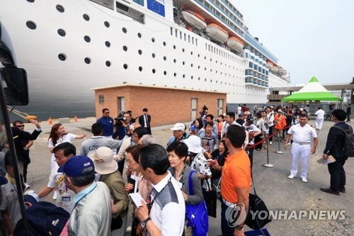 クルーズ船で韓国を訪れた日本人観光客（資料写真）＝（聯合ニュース）