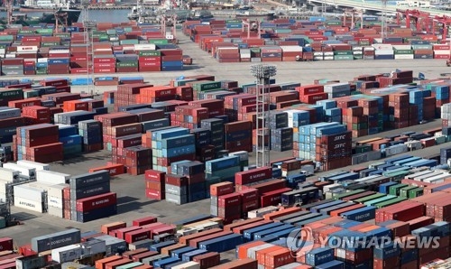輸出用のコンテナが並ぶ釜山港（資料写真）＝（聯合ニュース）