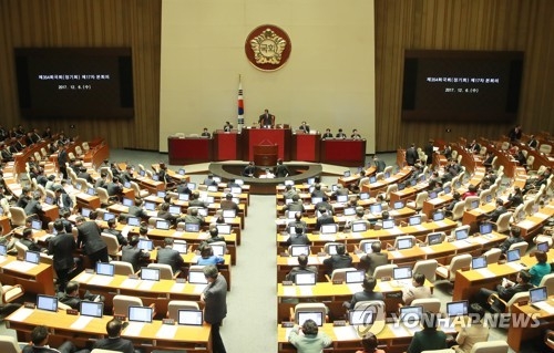 国会本会議で来年度の予算案が可決した＝６日、ソウル（聯合ニュース）