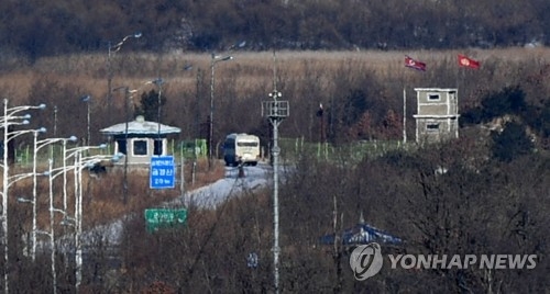 北朝鮮に入る韓国先発隊を乗せたバス＝２３日、高城（聯合ニュース）