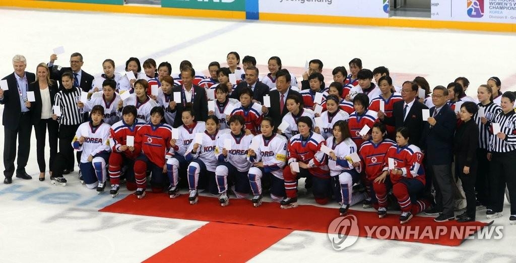 アイスホッケーの国際大会で記念撮影する韓国と北朝鮮の選手（資料写真）＝（聯合ニュース）
