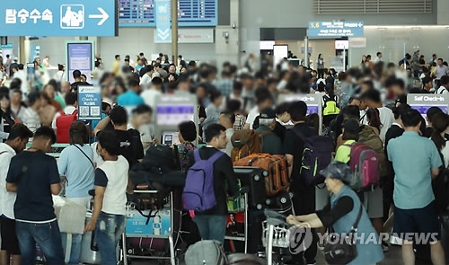 旅行客で混み合う仁川国際空港（資料写真）＝（聯合ニュース）