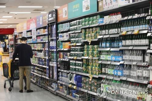 ソウル市内の大型スーパーのビール売り場（資料写真）＝（聯合ニュース）