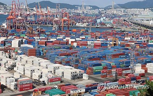 コンテナが積まれている釜山港=(聯合ニュース)