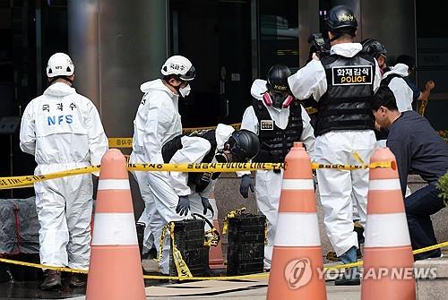 火災で燃えたバッテリーの状態を確認する警察関係者ら＝２９日、大田（聯合ニュース）