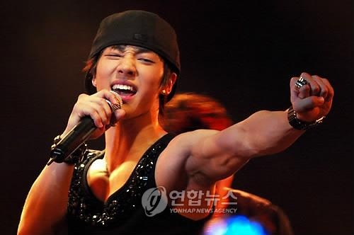 AJ, 6인조 그룹 '비스트'로 활동 - 2