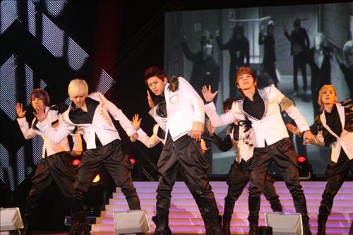 <2PM 등 中서 K-POP 공연…8천 관객 환호> - 5