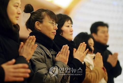 <법정 입적> 밤 깊어도 조문발길 계속 이어져 - 2