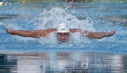 '역시 펠프스' 8개월만의 복귀무대서 접영 100ｍ 우승 - 2