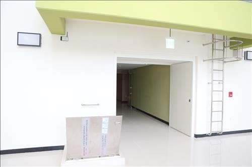 사람잡은 초고층 아파트 피난시설…초등생 추락 숨져 - 2