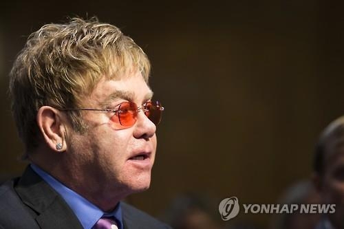 伊 베네치아 동성애 아동도서 금지에 엘튼 존 강력 반발 - 2