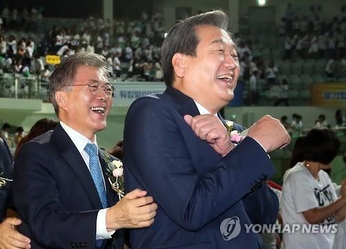 김무성·문재인 '손잡고 윙크하고'…'場外'에선 파안대소 - 2