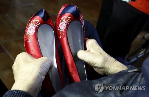 <이산상봉> 98세 할아버지, 두 딸에게 65년만에 '꽃신' 약속 지켜1