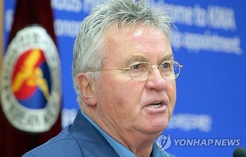 '북한 방문' 히딩크 귀국…"풋살경기장 건립 서명"1