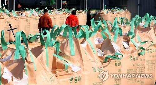 남아도는 쌀 '골머리'…2천만명 1년 식량이 재고로(종합) - 2