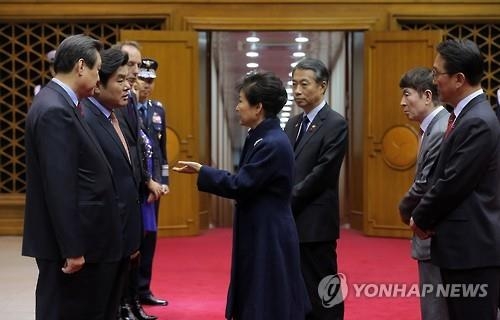 朴대통령, 공항서 與지도부에 한중FTA 비준동의 '신신당부' - 2