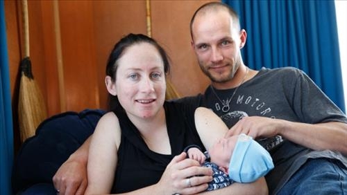 뉴질랜드 부부, 임신 사실 모르고 있다가 아들 출산 - 2