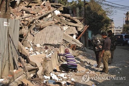 인도 동북부 6.7 강진…건물등 무너져 8명 사망 100여명 부상(종합3보) - 3
