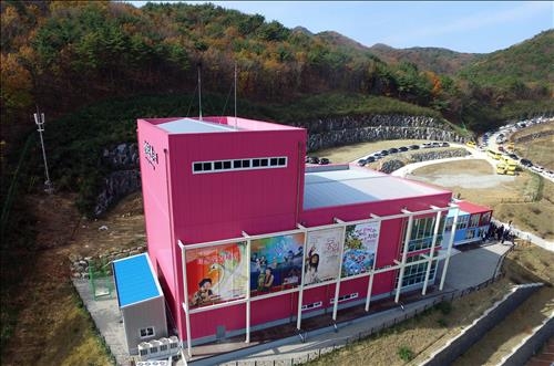 40억원 들여 개관한지 한달 만에 문닫은 기장 안데르센극장 - 5